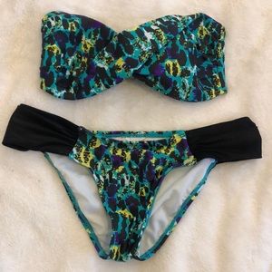 Muti-colored strapless bikini